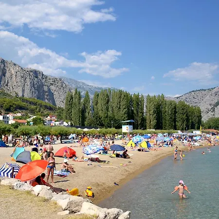 With A Parking Space Omis 12194 3* دوغي رات
