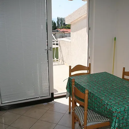 With A Parking Space Omis 12194 بيت ضيافة دوغي رات