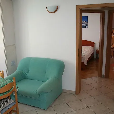 With A Parking Space Omis 12194 بيت ضيافة دوغي رات