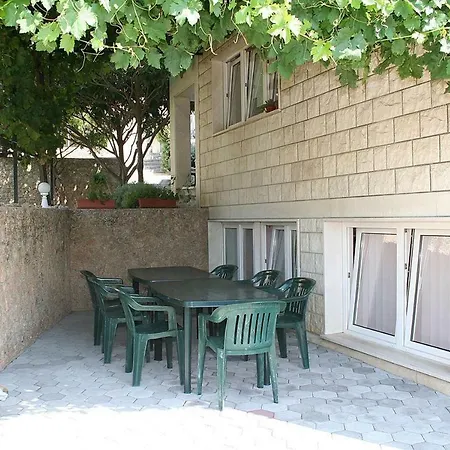 With A Parking Space Omis 12194 بيت ضيافة 3*