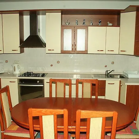 With A Parking Space Omis 12194 3* دوغي رات