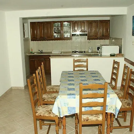 With A Parking Space Omis 12194 بيت ضيافة دوغي رات